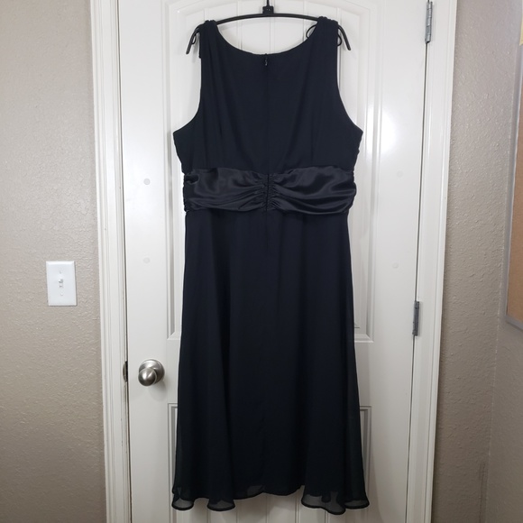 Elegant Black Midi Dress - Picture 4 of 8